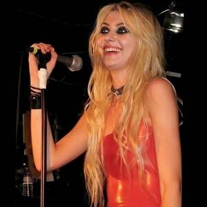 taylor-momsen_thefappeningblog.com_0004.jpg
