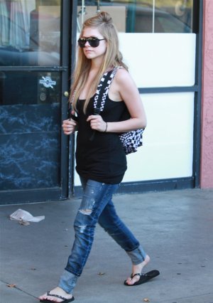 avrillavigne-feet2010-46.jpg