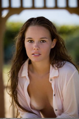 domai-aria-beach-beauty-05 thefappeningblog.com.jpg