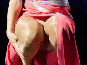 Mariah-Carey-Flashes-Panties-During-Vegas-Performance-09-580x435.jpg