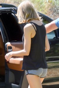 Taylor-Swift-Booty-Cheeks-In-Tiny-Shorts-Hikes-With-Gigi-Hadid-07.jpg