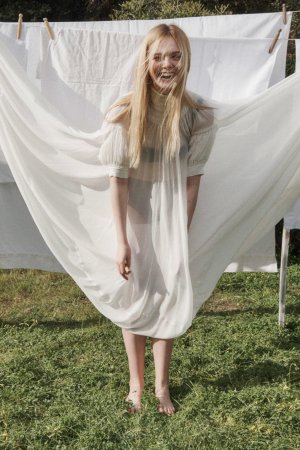 Elle-Fanning-Feet-3419829.jpg