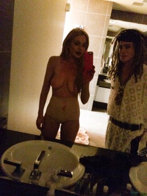 Lindsay Lohan leaked sididis.com (2).jpg