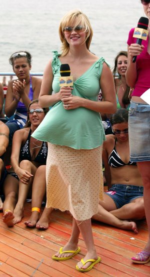 feet_reese_witherspoon_TRL_2003_hq006_122_477lo.jpg