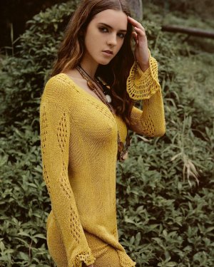 d emily-feld-at-a-photoshoot-2020-11.jpg