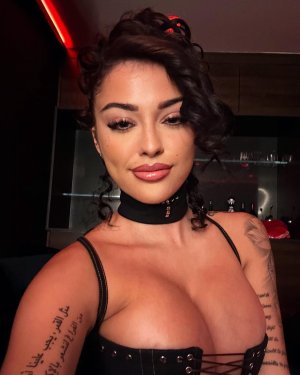 Malu_Trevejo_Cleavage_10-17-2023__5_.jpg