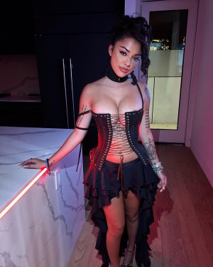 Malu_Trevejo_Cleavage_10-17-2023__2_.jpg
