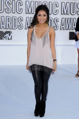 23515_Brenda_Song_2010_MTV_Video_Music_Awards_017_122_474lo.jpg