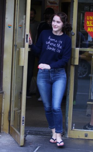 Rachel-Brosnahan-Feet-holyshit_511.jpg
