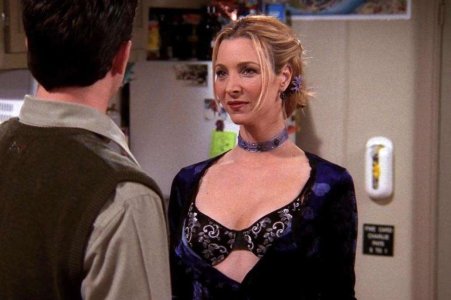 friends-514-phoebe-cleavage-1.jpg