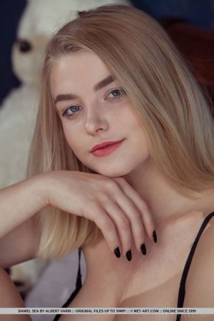 ravishing-busty-blonde-daniel-sea-loves-to-pose-nude-01 thefappeningblog.com.jpg