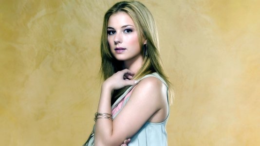 1080 Glamour_01224-emily-vancamp.jpg