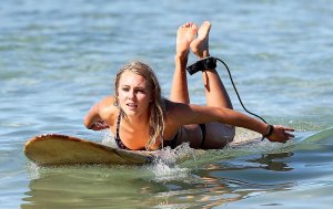 annasophia-robb-bikini-actress-celebrity-2327.jpg