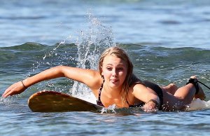 annasophia-robb-bikini-actress-celebrity-2328.jpg