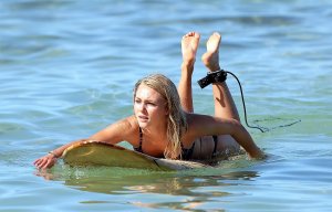 annasophia-robb-bikini-actress-celebrity-2329.jpg