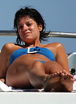 lily%20allen%20bikini%203.jpg