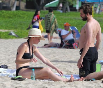Alexis-Bledel_RelaxingonthebeachinHawaii_502lo.jpg