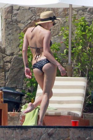 0926-ashlee-simpson-bikini-02.jpg
