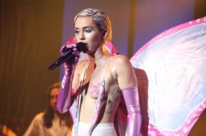 Miley-Cyrus-Topless-35.jpg