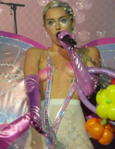 Miley-Cyrus-Topless-29.jpg