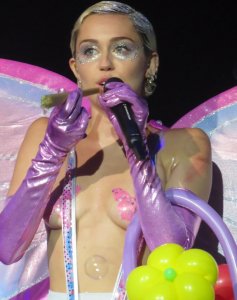 Miley-Cyrus-Topless-21.jpg