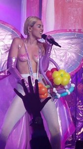 Miley-Cyrus-Topless-17.jpg