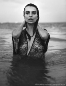 Emily-Ratajkowski-Sexy-10.jpg