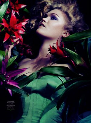 julia_stiles_0513_more_us_03.jpg