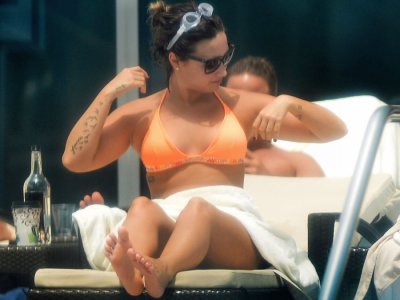Demi Lovato Tease In Tight Citrus Bikini Shark Week 2014_002.jpg
