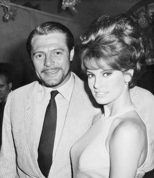 Raquel Welch and Marcello Mastroianniin Romein 1966 (2).jpg