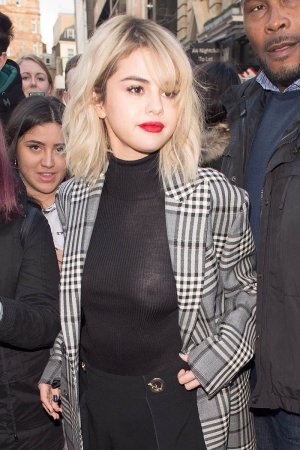 Selena_Gomez_out_and_about_London_in_a_see-thru_stop-01.jpg