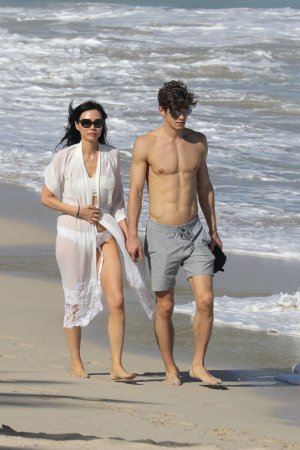 wendi-deng-shows-off-new-toyboy-romance-during-st-barts-vacation-10.jpg