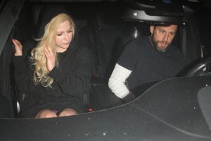 Avril Lavigne Upskirt 1 thefappeningblog.com.jpg