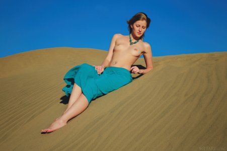 sexy-brunette-getting-down-on-her-hands-and-knees-giving-up-her-round-ass-and-tight-pussy-05 t...jpg