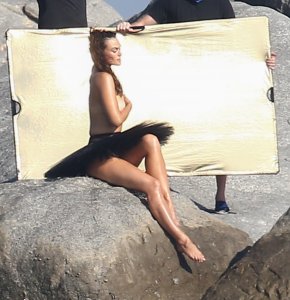 Myla Dalbesio Topless 12 thefappeningblog.com.jpg