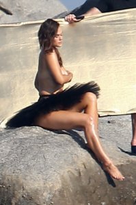 Myla Dalbesio Topless 22 thefappeningblog.com.jpg