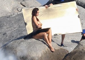 Myla Dalbesio Topless 26 thefappeningblog.com.jpg