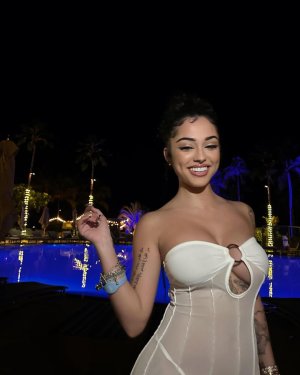Malu_Trevejo_Cleavage_in_white_dress_01-01-2024__6_.jpg