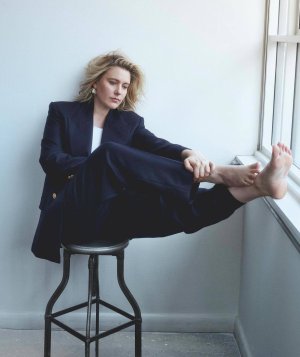 Greta-Gerwig-Feet-7356111.jpg