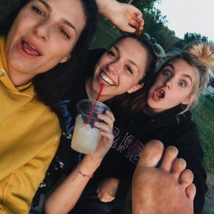 Sophie-Nélisse-Feet-oooomomma_671.jpg