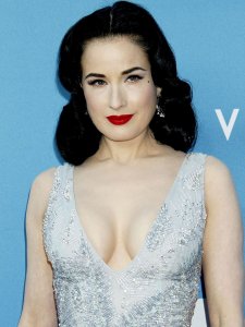 Dita-Von-Teese-Cleavage-2.jpg