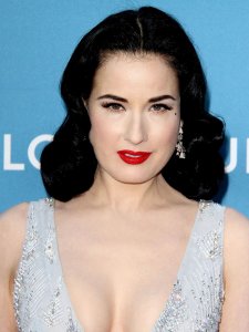 Dita-Von-Teese-Cleavage-7.jpg