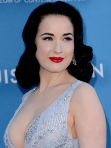 Dita-Von-Teese-Cleavage-5.jpg