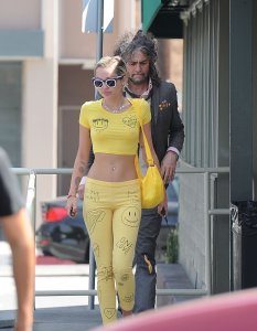 Miley-Cyrus-Braless-2.jpg