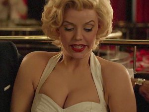 Kelli-Garner-Topless-Covered-As-Marilyn-Monroe-01-580x435.jpg