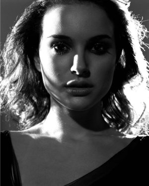natalie_portman_2002_michael_thompson_photoshoot_for_esquire_uk_03.jpg