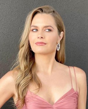 maggie-lawson-is-stunning-v0-t1wwfb407y3b1.jpg