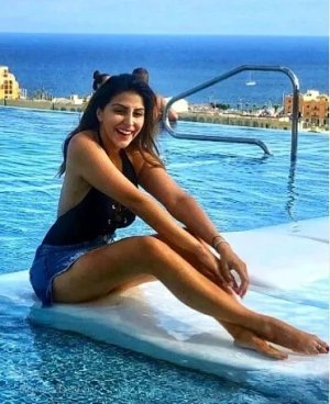 Karishma-kotak-tv-presenter-CTS1-22-hot-swimsuit-photo.jpg