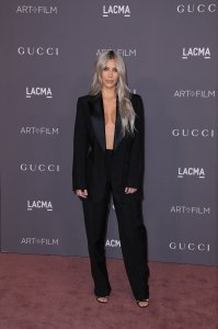 Kim Kardashian Braless 17 (thefappeningblog.com).jpg