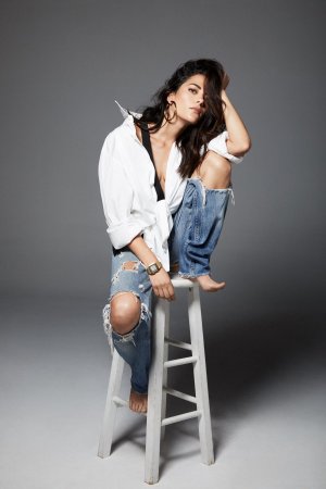 Inbar_Lavi_women_actress_torn_jeans_barefoot_simple_background_sitting_long_hair-1753651.jpg